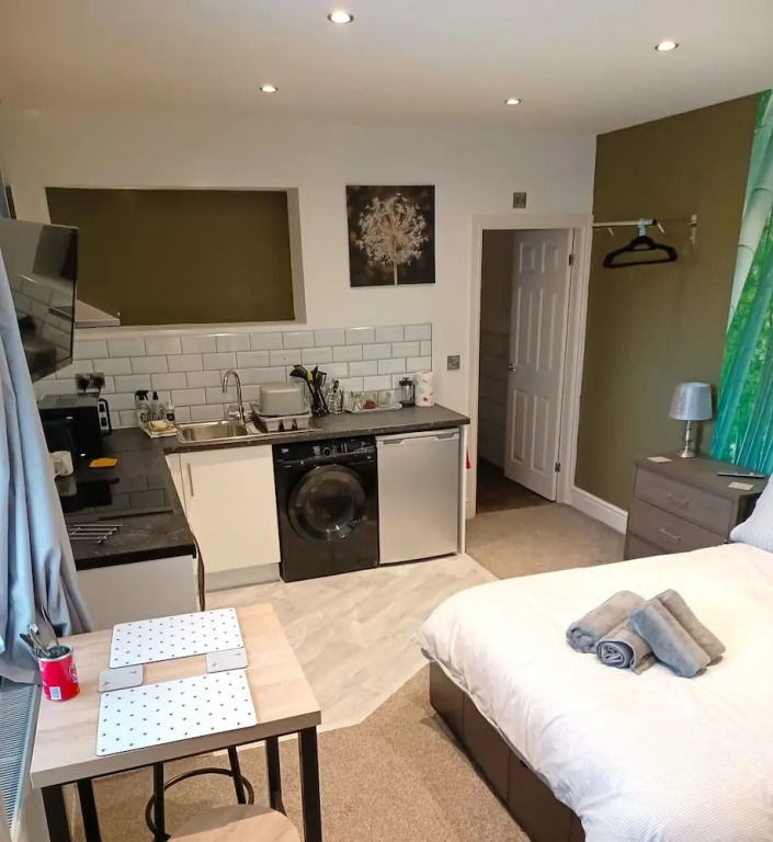 Contemporary 1 bed Studio for Comfy Stay in Wigan