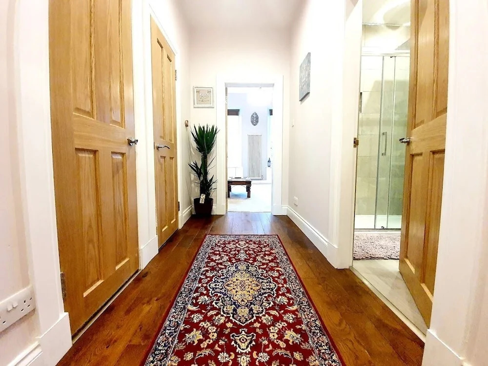 Unwind in a Bright Airy Victorian Apartment in West End!