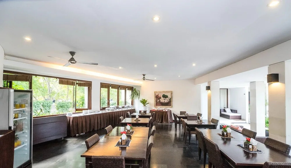 16 bedroom villa river side Legian