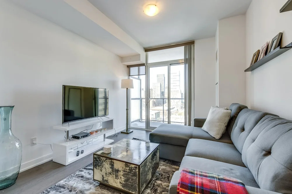 Beautiful Modern Condo Sleeps 4
