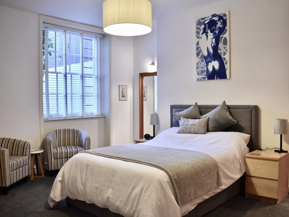 Spacious 1 Bedroom Flat Near The Beach