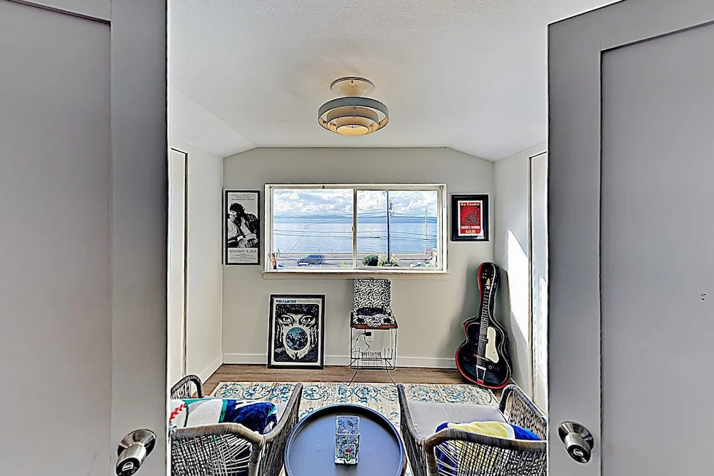 New Listing! Easy Street Beach House On Alki 3 Bedroom Cottage