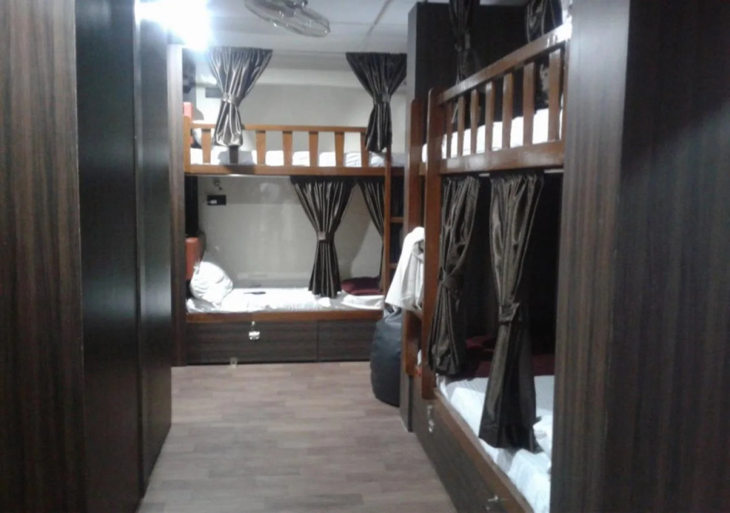 Basera Dormitory and Separate Cabins for Group in Andheri East - Marol