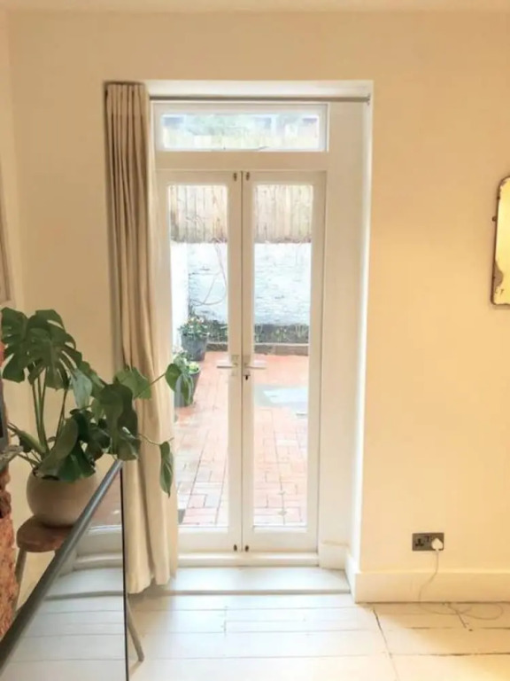 Modern 1 Bedroom Flat in Battersea With Patio