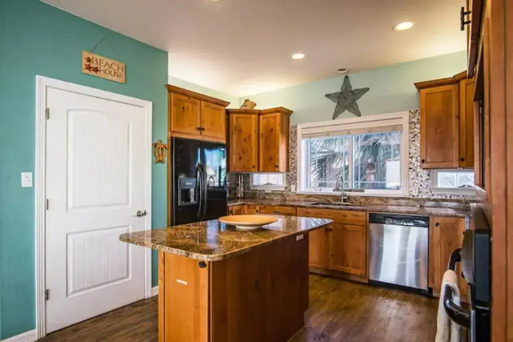 11 Bed Home W/ Pool & Hot tub Steps To Beach Sleeps 16
