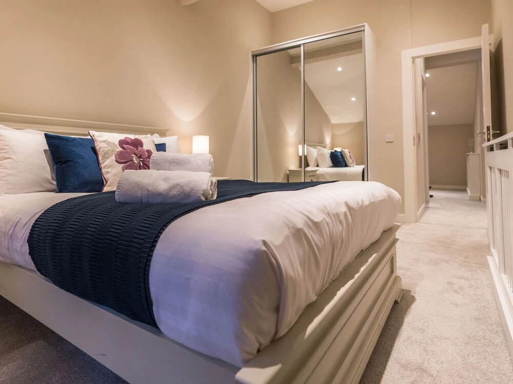 Pierce Brosnan Suite by 5STARSTAY