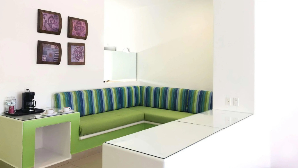 Seven Crown Express & Suites by Kavia