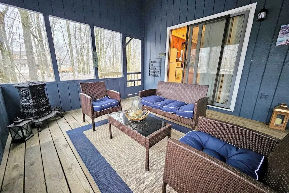 Shady Pines by Avantstay Enclosed Porch, Game Rooms, & Lake/beach Access!