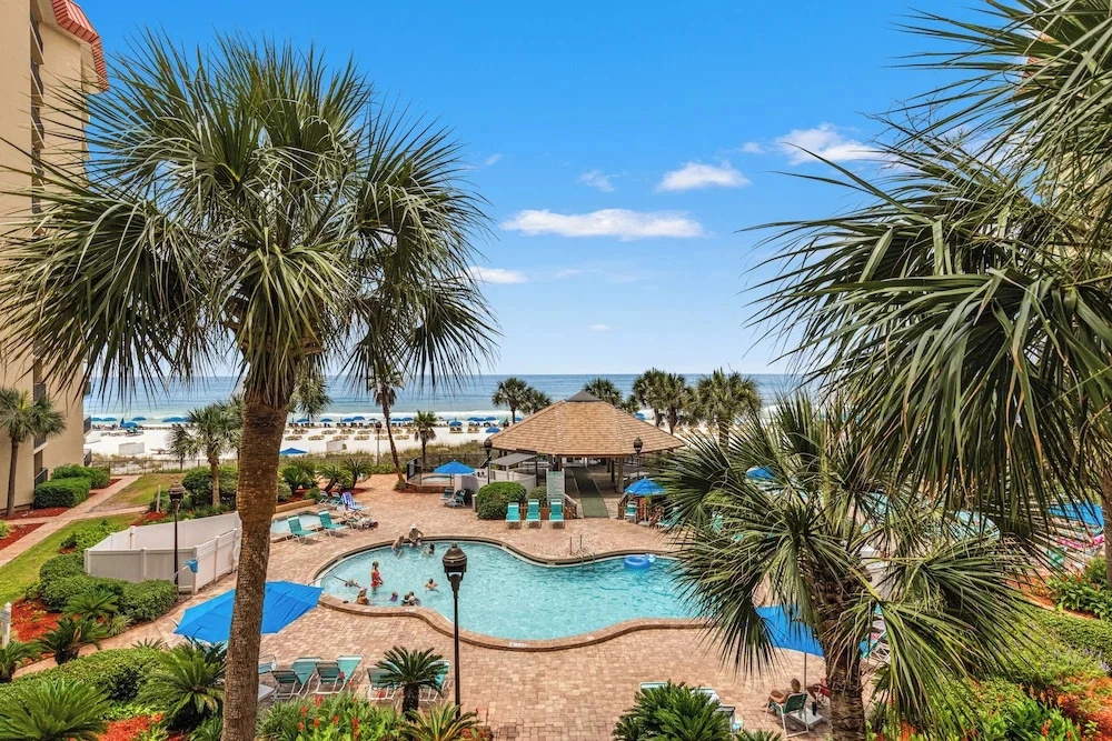 The Summerhouse! Beachfront 2BR Condo, Sleeps 8, Gulf Views