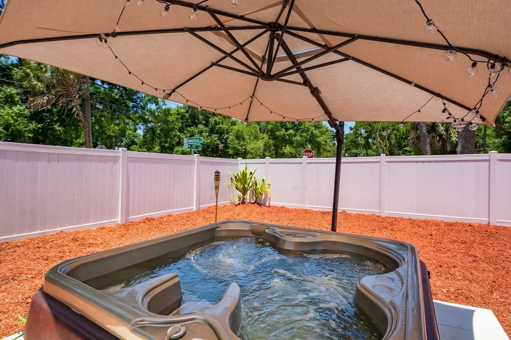 Sleeps 4 Hot Tub Fenced INN