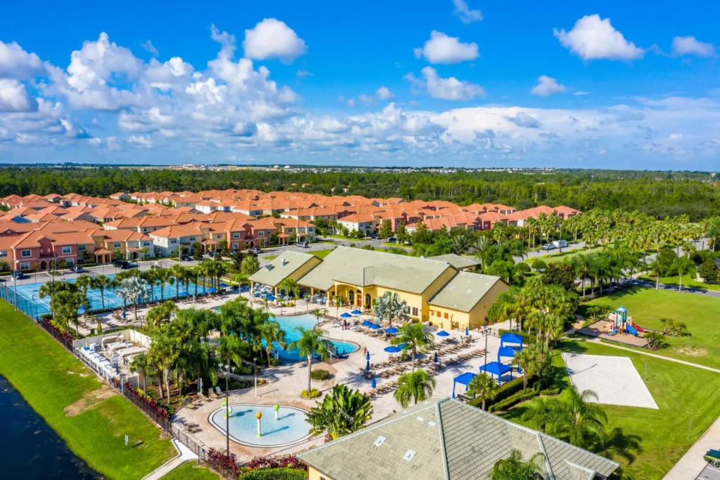 Spetacular TownHome With Private Pool close to Disney 8919PP
