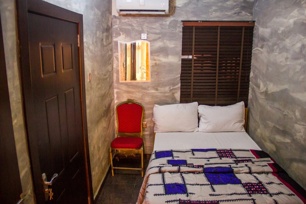 Glass House Suites Annex