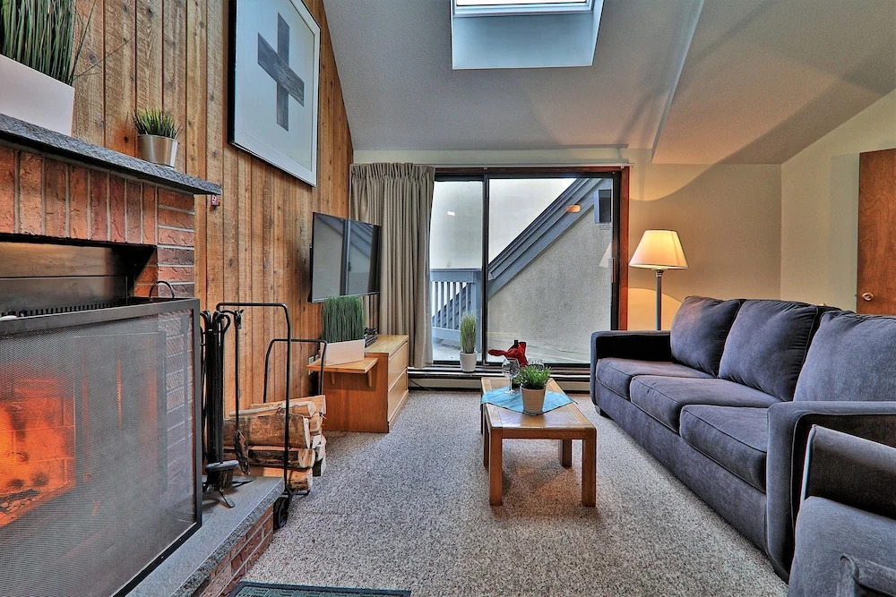 Mg 3e03 - Location! Location! 1br/1ba Steps To Mountain