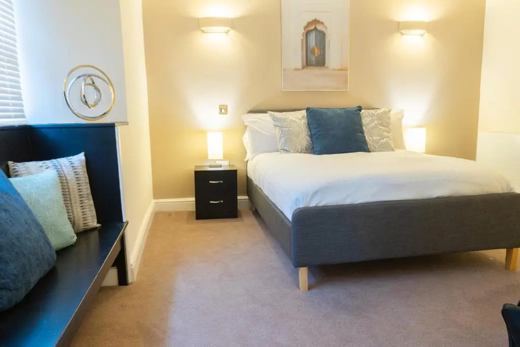 Premiere City Centre Apartment with Gated Parking and Excellent Feedback, Big Double Bedroom, Balcony, Courtyard Garden, Ideal for Long Stays, WFH, Getaways and Ongoing Contracts