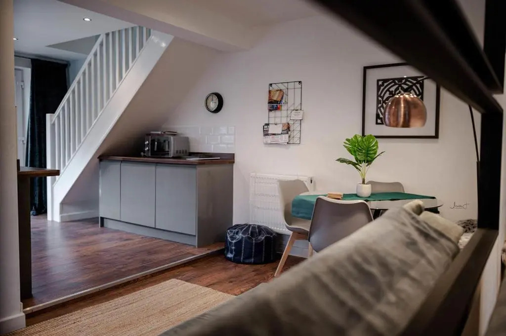 Air Host and Stay - Apartment 5 Broadhurst Court sleeps 6 minutes from town centre
