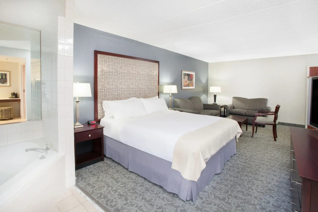 Holiday Inn & Suites Chicago-Carol Stream Wheaton by IHG