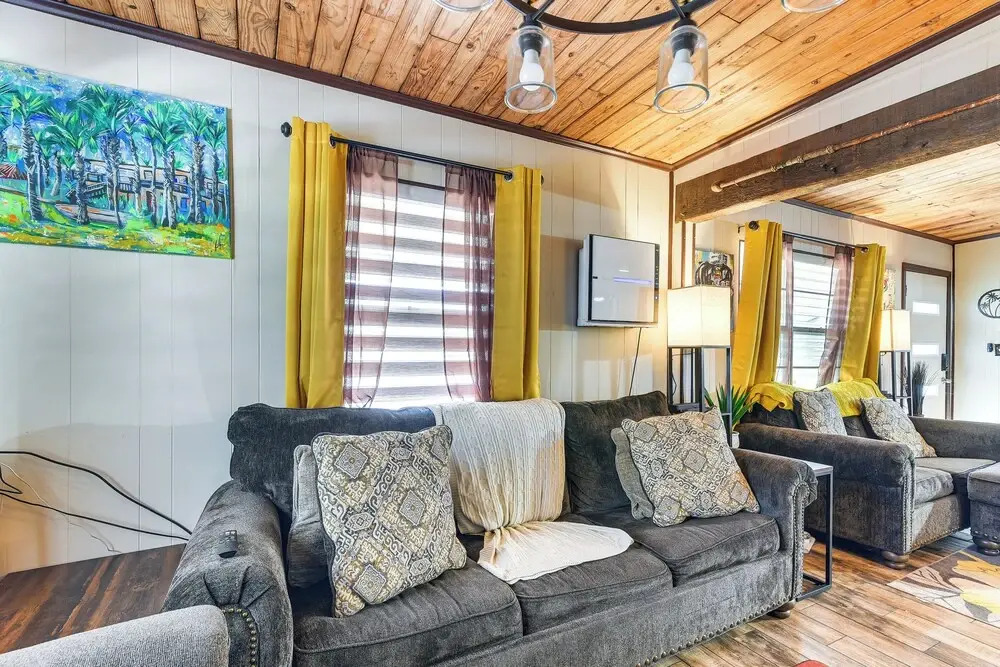 < 1 Mi to Beach! Galveston Gem w/ Outdoor Oasis
