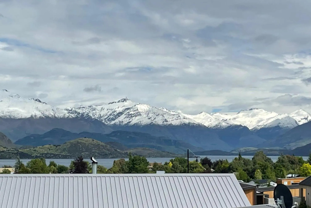 Luxurious Lake and Alpine Views