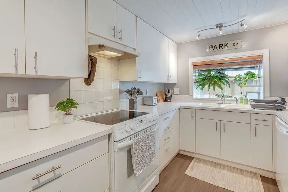 1 Mi to UO Campus - Family Home w/ Pool Table!