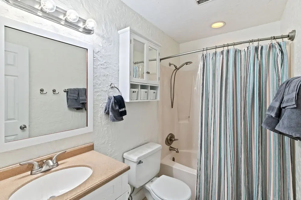 2BR Condo Beach Access Pool and Walk to Hangout
