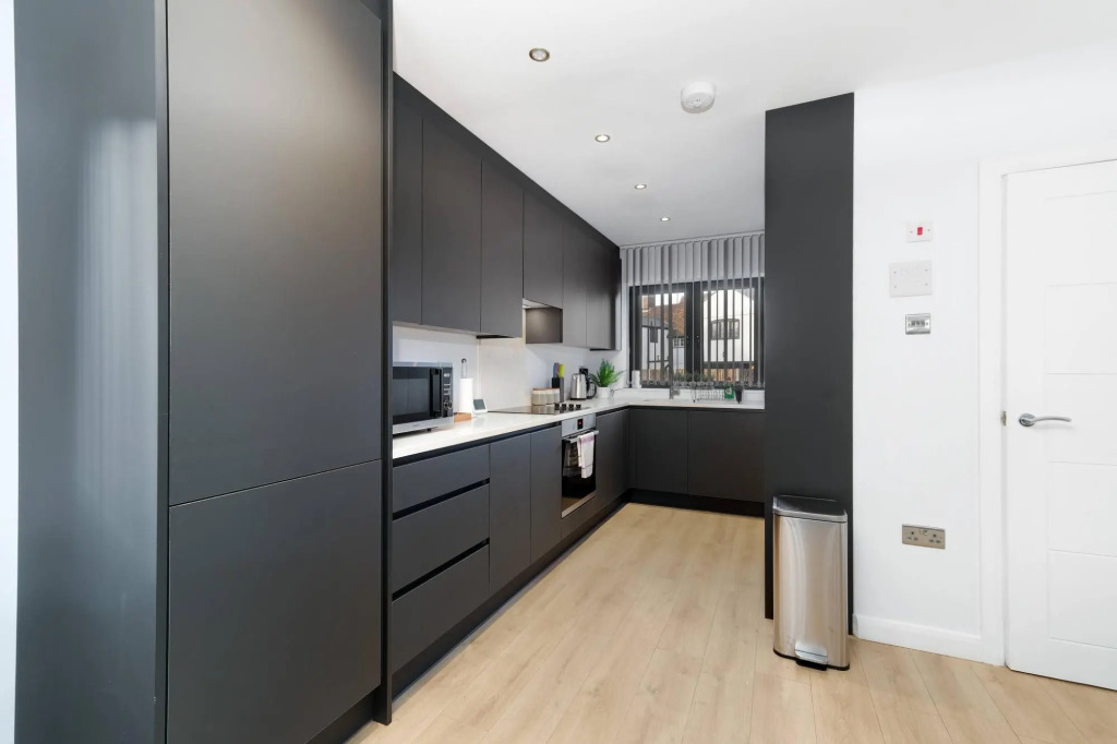 Modern 4 Bedroom House 03 With Parking in Farnham