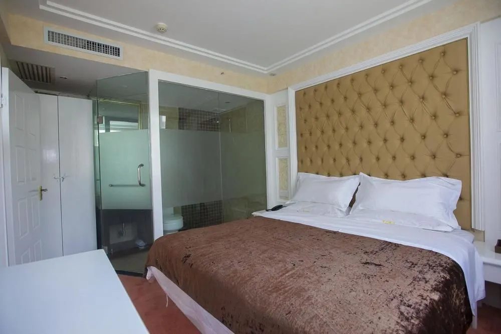 Roman Holiday Hotel (Wuhan Xibei Lake)
