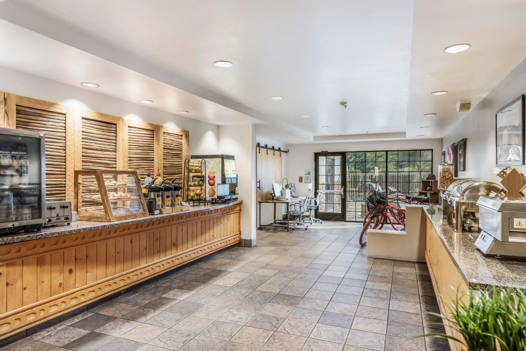 Red Lion Inn & Suites Goodyear Newly Renovated