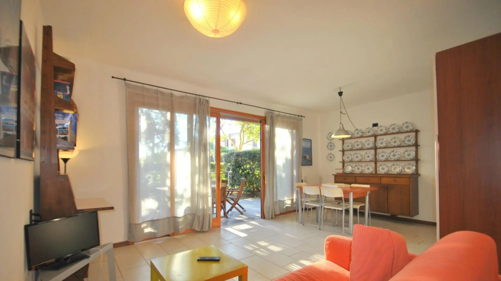 In vacation residence , 40 mt from the sea,apartment for 4-6 people, on the ground floor with a priv-villa marina int 2 Ostro