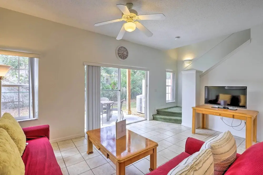 Cozy Kissimmee Townhome ~ 8 Mi to Disney World!