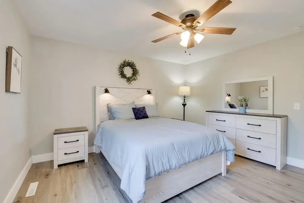 Cheerful Townhouse - Walk to Table Rock Lake!