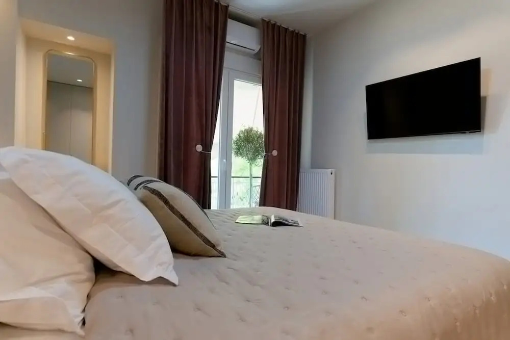 Acropolis Deluxe 1BR Apartment