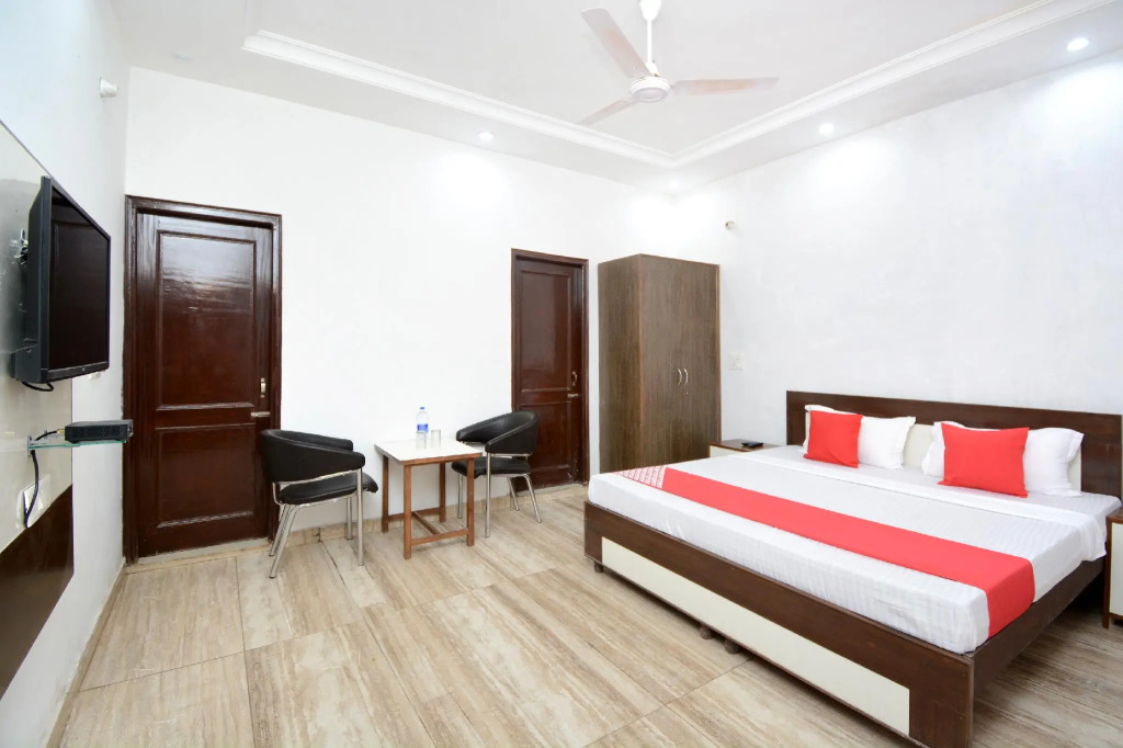 OYO 30349 Hotel Mm Crown