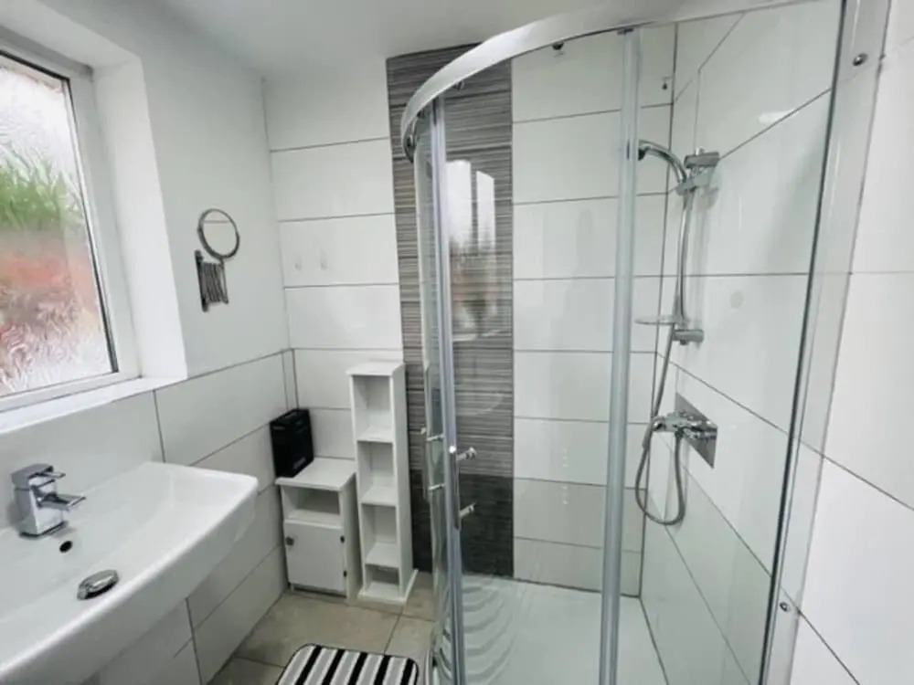 4 Bed House - Sleeps 9 - Garden - Parking - Wifi