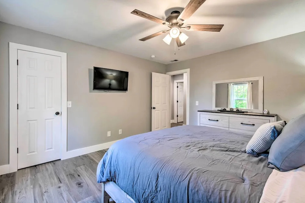 Townhome 1-min Walk to Lake & Close to Sdc!