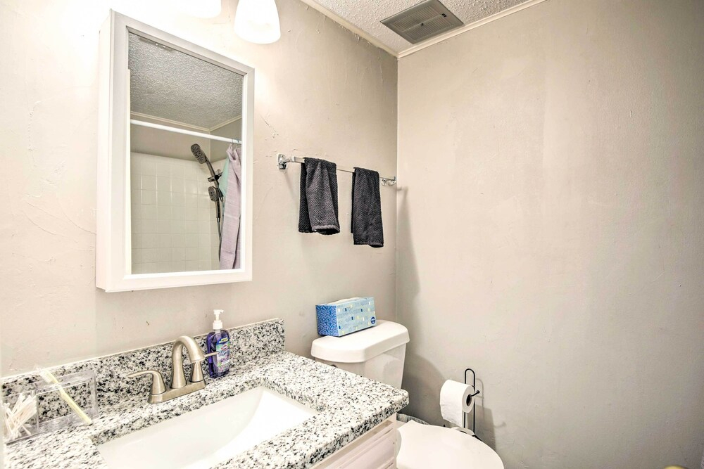 Pet-friendly Dallas Townhome w/ Outdoor Grill