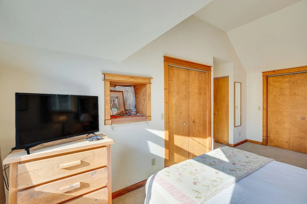 Spacious Ouray Townhome - Walk to Hot Springs!