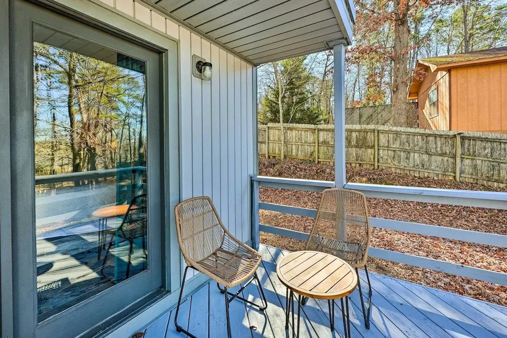 Hot Springs Getaway w/ Beautiful Lake Views