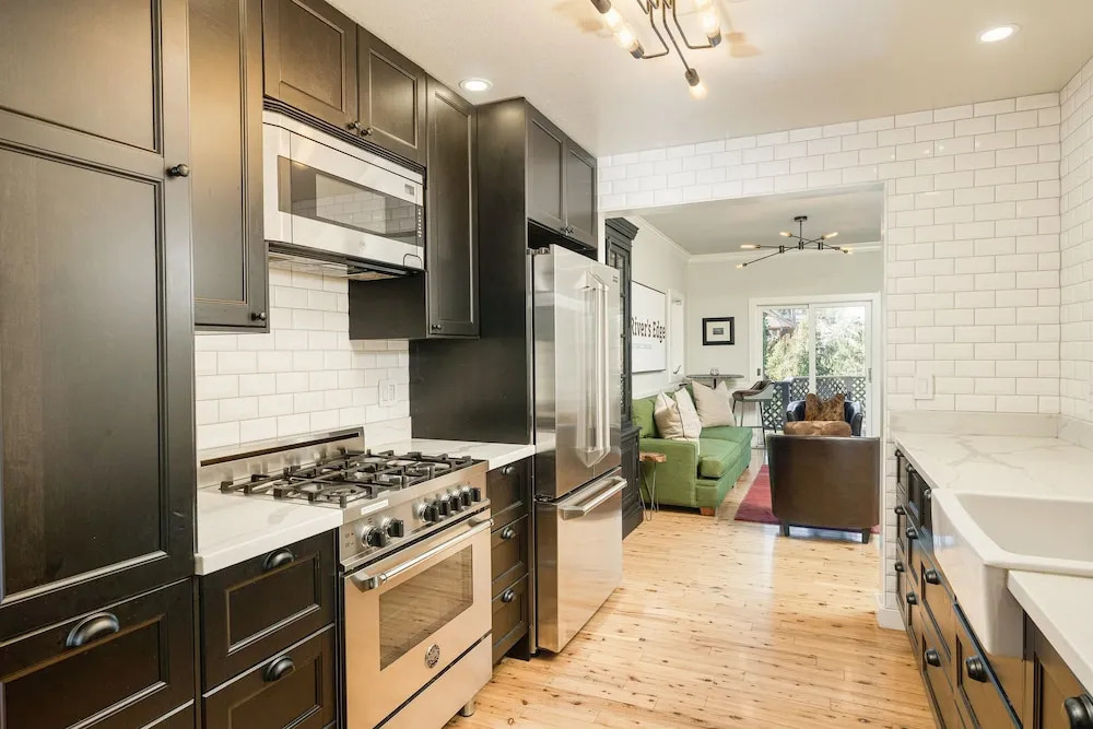Luxe & Spacious Riverfront , Steps To Downtown 5 Bedroom Home
