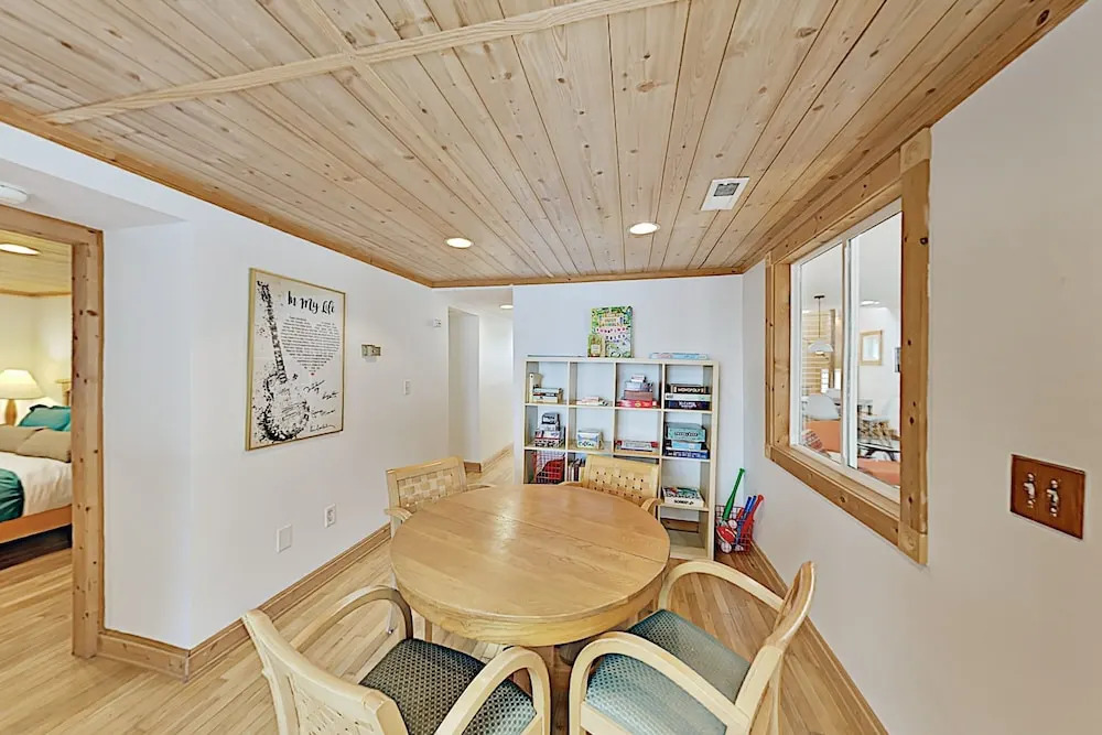 The Lime House W/ 2 Kitchens & Large Fenced Yard 4 Bedroom Home