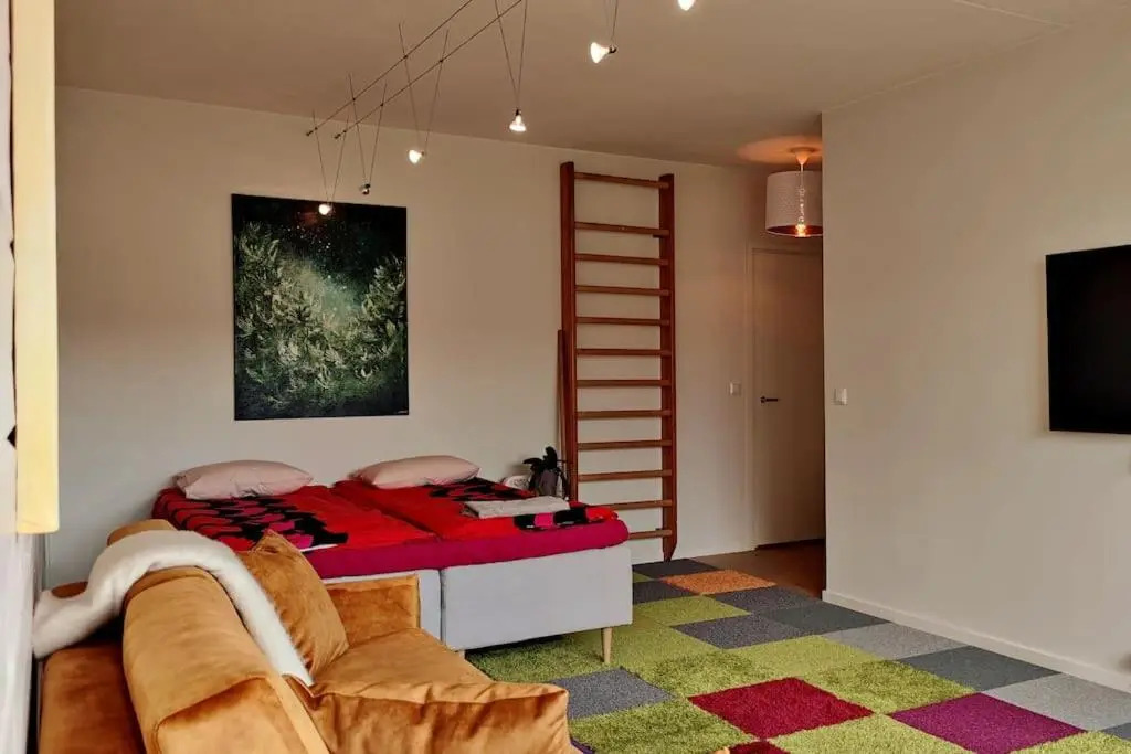 Lovely 7th floor studio full of color, enjoy!