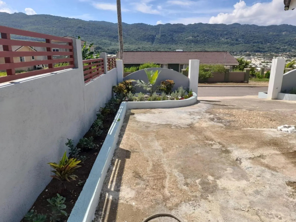 2Bed 2Bth Gated Comm house with Hillside view close to beach, food and clubs
