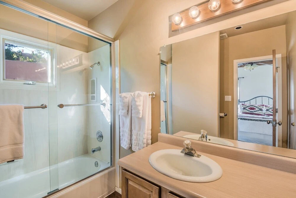 Encantada - Spacious and Luxurious Home, Walk to The Plaza