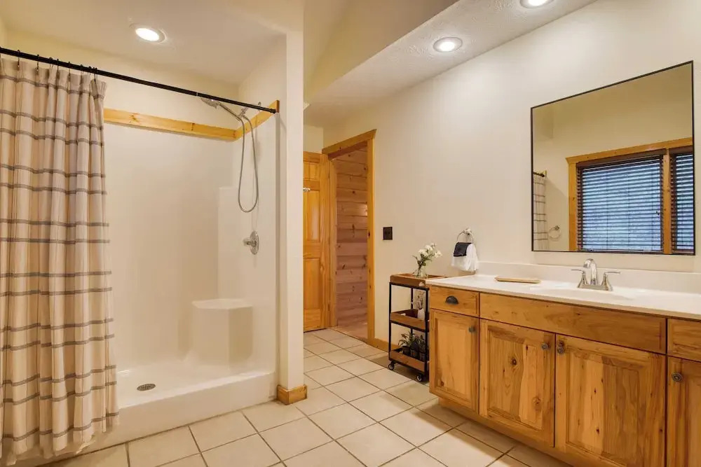 Sleeps 21 Luxury Cabin w/ Panoramic View, Hot Tub, Game Room Pinnacle Chalet