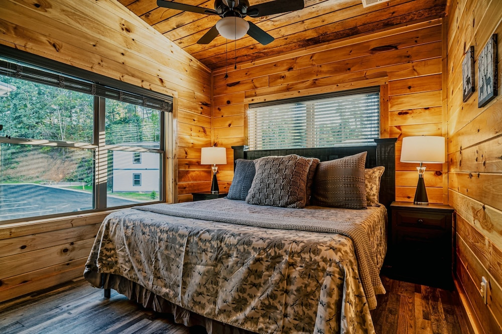 Stylish New 5BR 4BA Cabin Steps From Dollywood