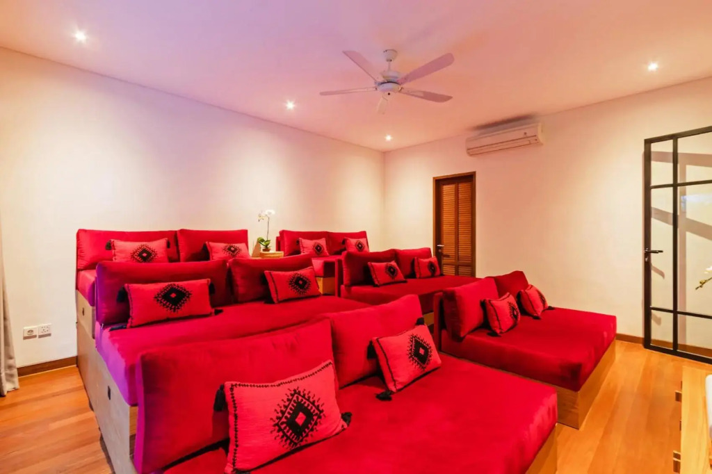Heritage Villa, Ultimate 6 bed, 20 meter pool 700 metre from beach