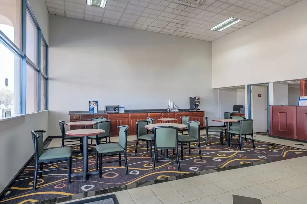 Super 8 Motel - Forsyth