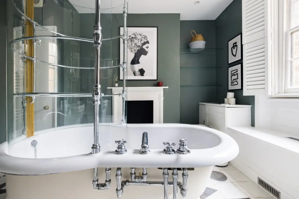 The Heart of Angel - Bright 2BDR House with Terrace, Gym & Cinema