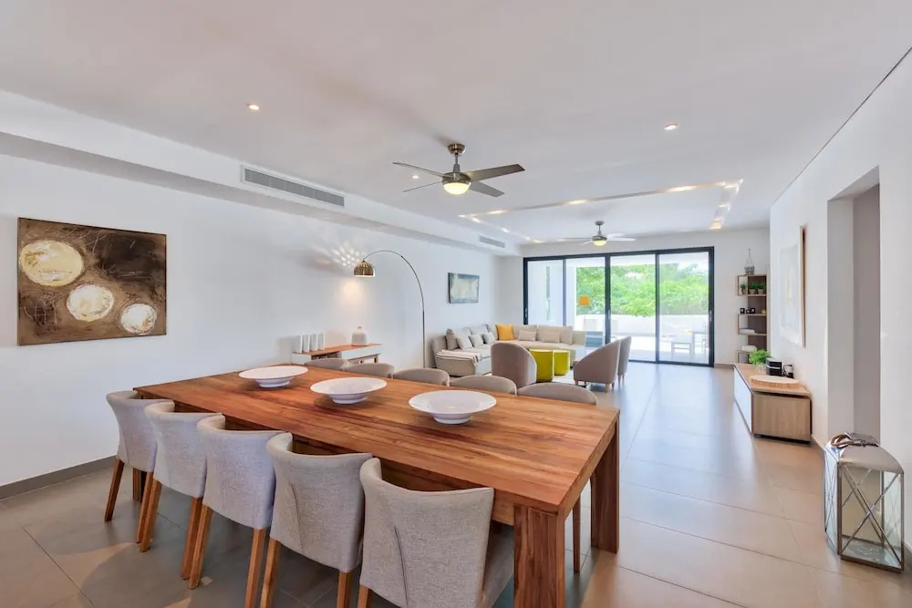 Contemporary Condo, Walk to Beach, Shops, Restaurants, AC, Free Wifi, Pool