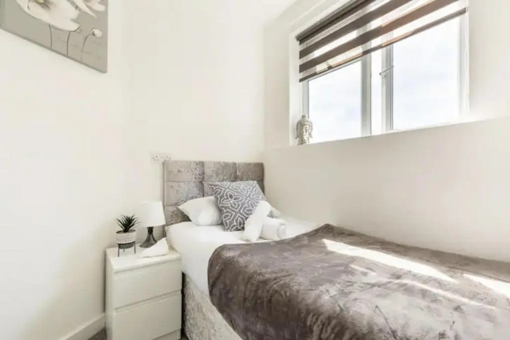 Luxury 3-Bed Apartment Near To London With Parking