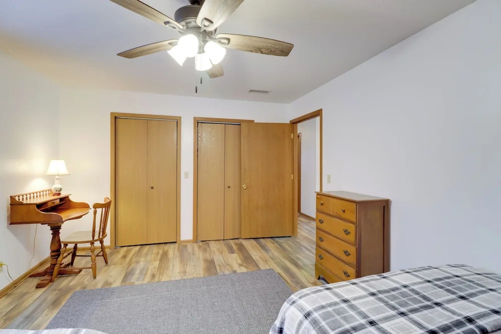 Henderson Home w/ Patio: 1 Mi to Norfork Lake